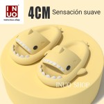 Zapatilla con diseño de tiburon de suela antideslizante